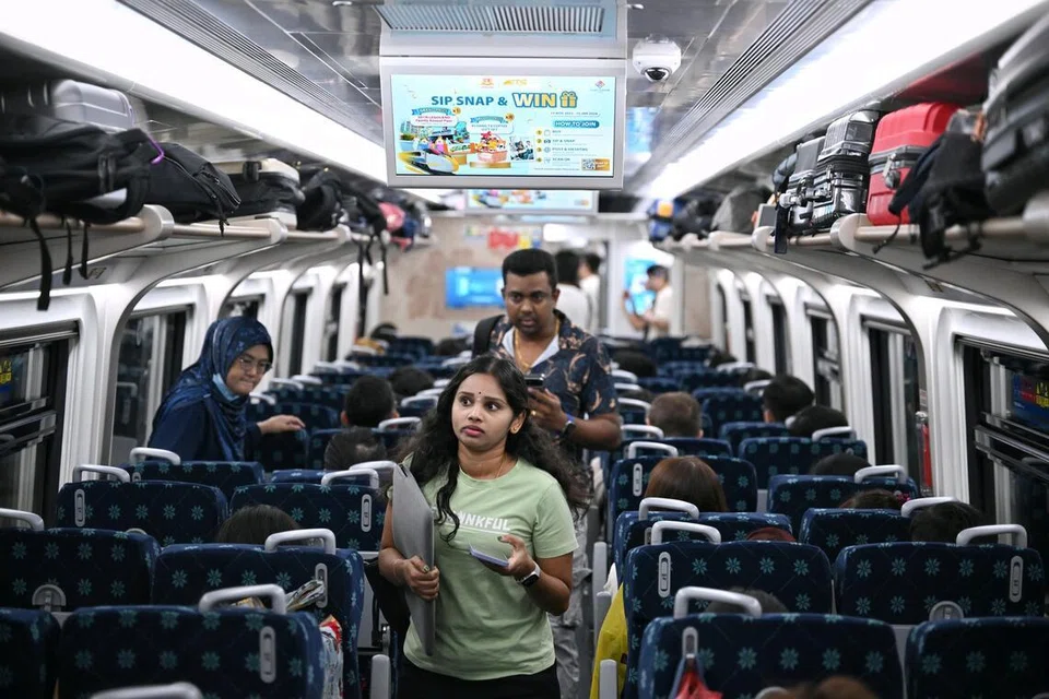 டிசம்பர் 12ஆம் தேதி ஜோகூர் பாருவிலிருந்து கோலாலம்பூருக்கு முதலாவது மின்சார ரயில் சேவையில் ஏறும் பயணிகள்.