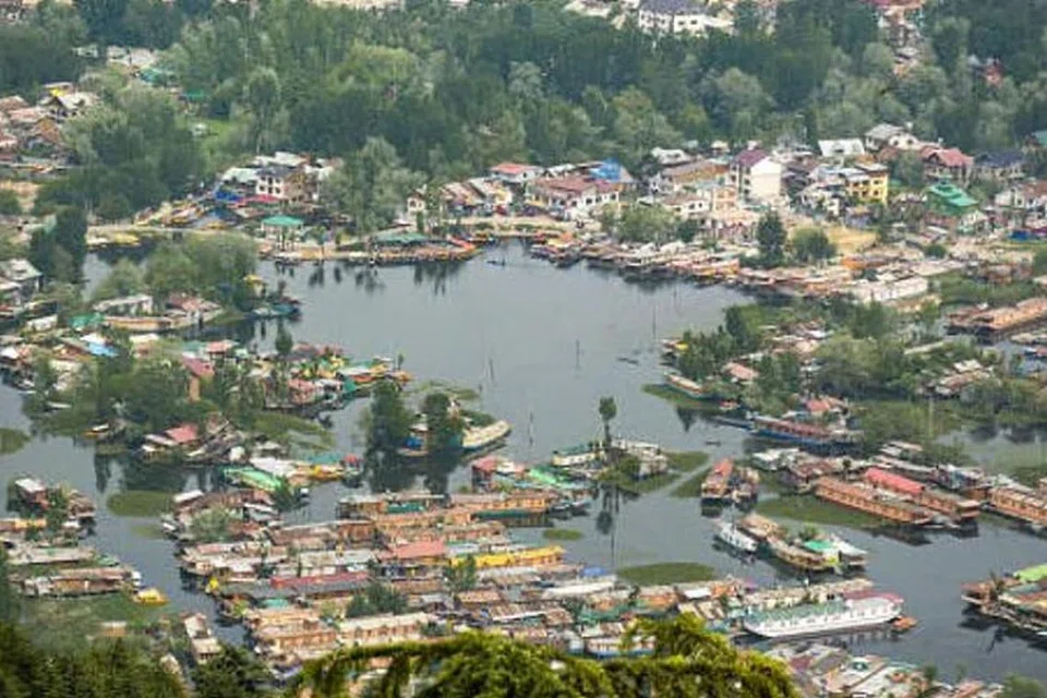 ஜம்மு-காஷ்மீரில் உள்ள 48 சுற்றுலாத் தலங்களில் பஹல்காம் உள்ளிட்ட 16 சுற்றுலாத் தலங்கள் மட்டுமே தற்போது முதல் கட்டமாகத் திறக்கப்பட்டுள்ளது.