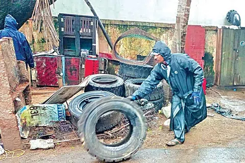 திருவொற்றியூர், சத்தியமூர்த்தி நகரில் கொசுப் புழு உருவாக வாய்ப்புள்ள பயன்படாத பொருள்களை மாநகராட்சிப் பணியாளர்கள் அகற்றினர்.