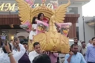 மாவட்ட ஆட்சியரை பல்லக்கில் அமர வைத்து அன்பை வெளிப்படுத்திய ஊழியர்கள்