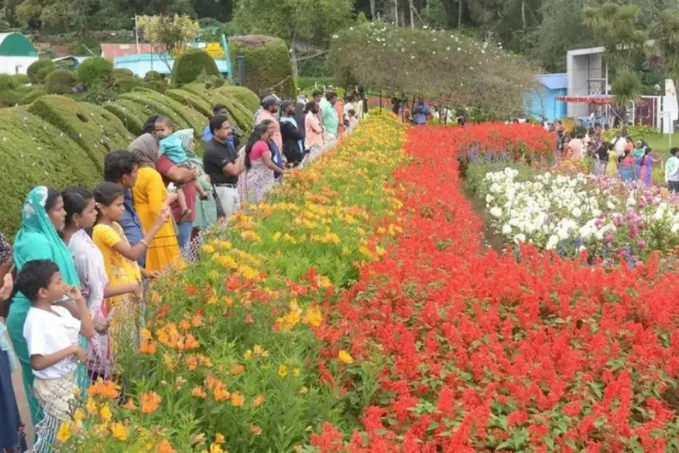 மலர்க் கண்காட்சியைக் காணத் திரண்ட மக்கள்.