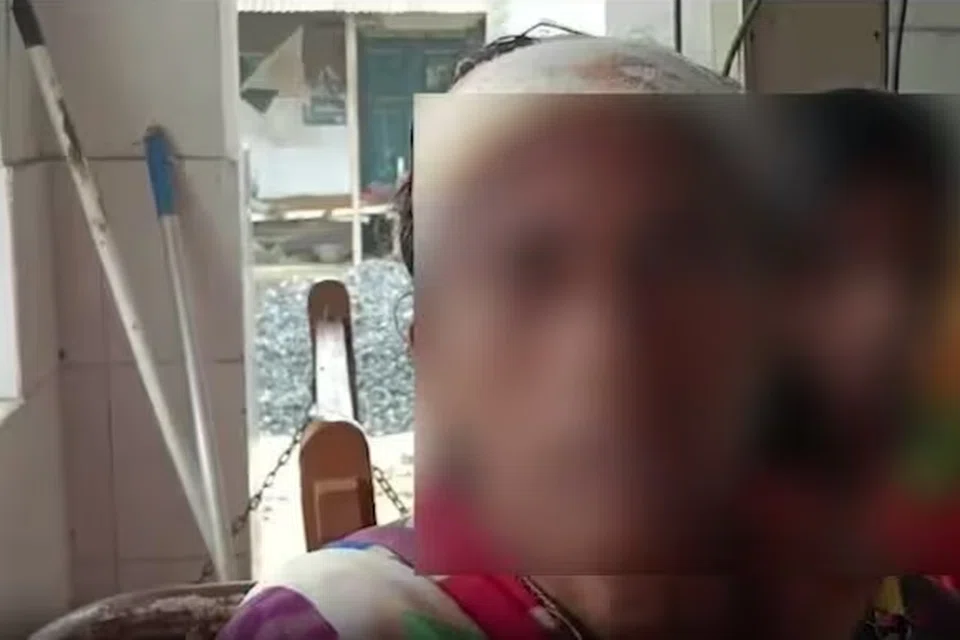 கடனைத் திருப்பிச் செலுத்தாத தொழிலாளியின் மனைவியை ஆடைகளைக் களைந்து அடித்து உதைத்த கொடூரம் பீகாரில் நடந்துள்ளது.
