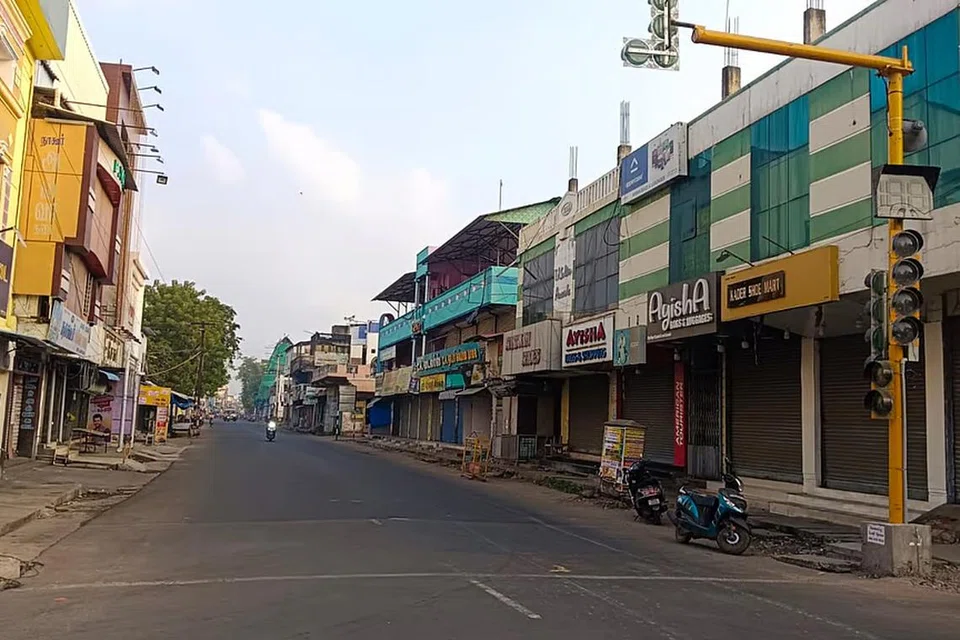 காரைக்காலில் நேற்று செவ்வாய்க்கிழமை கடையடைப்புப் போராட்டம் நடைபெற்றது.