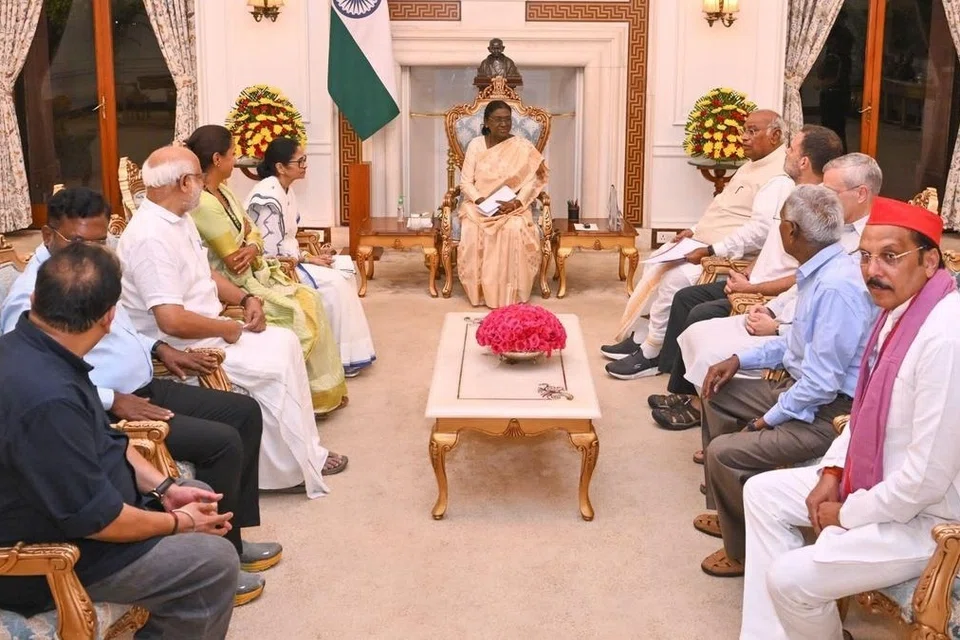 காங்கிரஸ் தலைவர் மல்லிகார்ஜுன கார்கே, மக்களவை எதிர்க்கட்சித் தலைவர் ராகுல் காந்தி, திரிணாமுல் காங்கிரஸ் தலைவர் மம்தா பானர்ஜி, தேஜஸ்வி யாதவ் உள்ளிட்ட 10 பேர் கொண்ட எதிர்க்கட்சித் தலைவர்களின் குழு இச்சந்திப்பில் பங்கேற்றது.