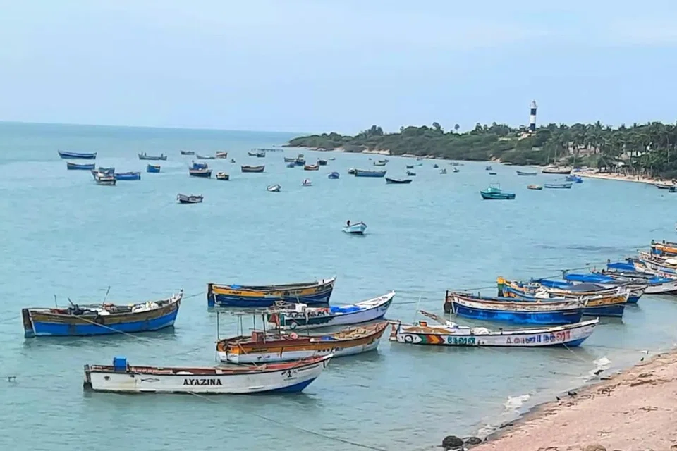 ராமேசுவரம் பகுதியில் நிறுத்தப்பட்டுள்ள படகுகள்.