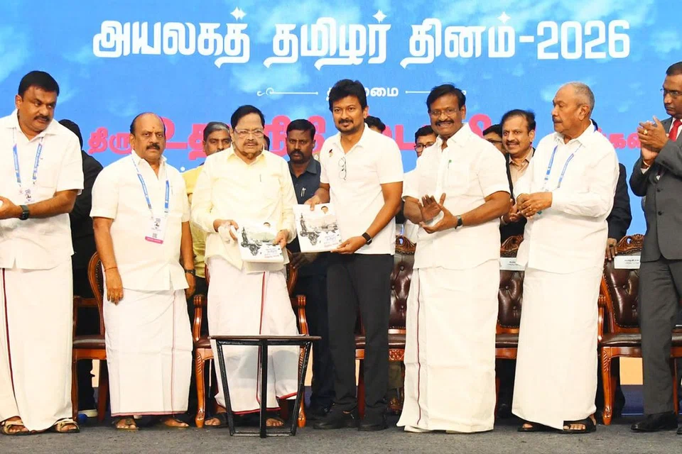 ‘அயலகத் தமிழர் தினம் 2026’ விழாவின் சிறப்பு மலரை தமிழ்நாட்டின் துணை முதல்வர் உதயநிதி ஸ்டாலின் வெளியிட, நீர்வளத்துறை அமைச்சர் துரைமுருகன் பெற்றுக்கொண்டார்.