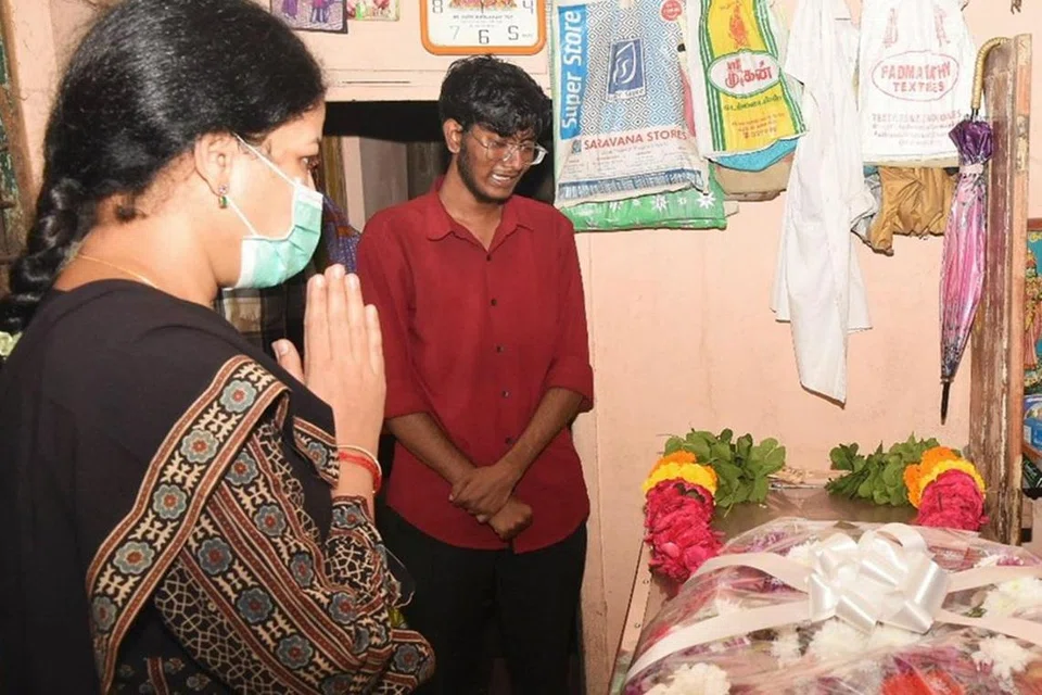 அஞ்சலி செலுத்தும் மாவட்ட ஆட்சியர்.