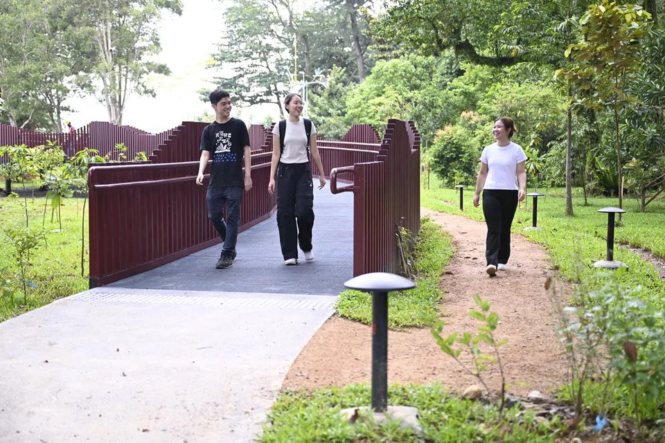 வலப்புறத்தில் 250 மீட்டர் இயற்கை சார்ந்த மண்பாதையும் இடப்புறத்தில் சக்கர நாற்காலி செல்லக்கூடிய 90 மீ. நீள, 1.5 மீ. உயர்த்தப்பட்ட நடைபாதையும்.