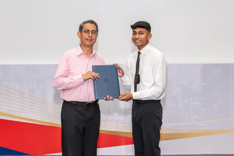 தேசிய வளர்ச்சி துணை அமைச்சர் இணைப் பேராசிரியர் டாக்டர் முகம்மது ஃபைஷல் இப்ராஹிமிடமிருந்து விருது பெரும் ‌‌ஷவின்.