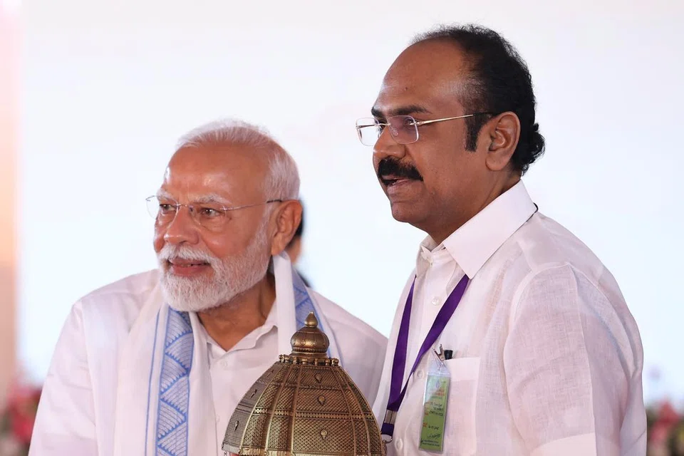 தமிழக அரசு சார்பில் கலந்துகொண்ட நிதியமைச்சர் தங்கம் தென்னரசு பிரதமர் மோடிக்கு வள்ளுவர் கோட்டத்தின் மாதிரியை நினைவுச்சின்னமாக வழங்கினார்.