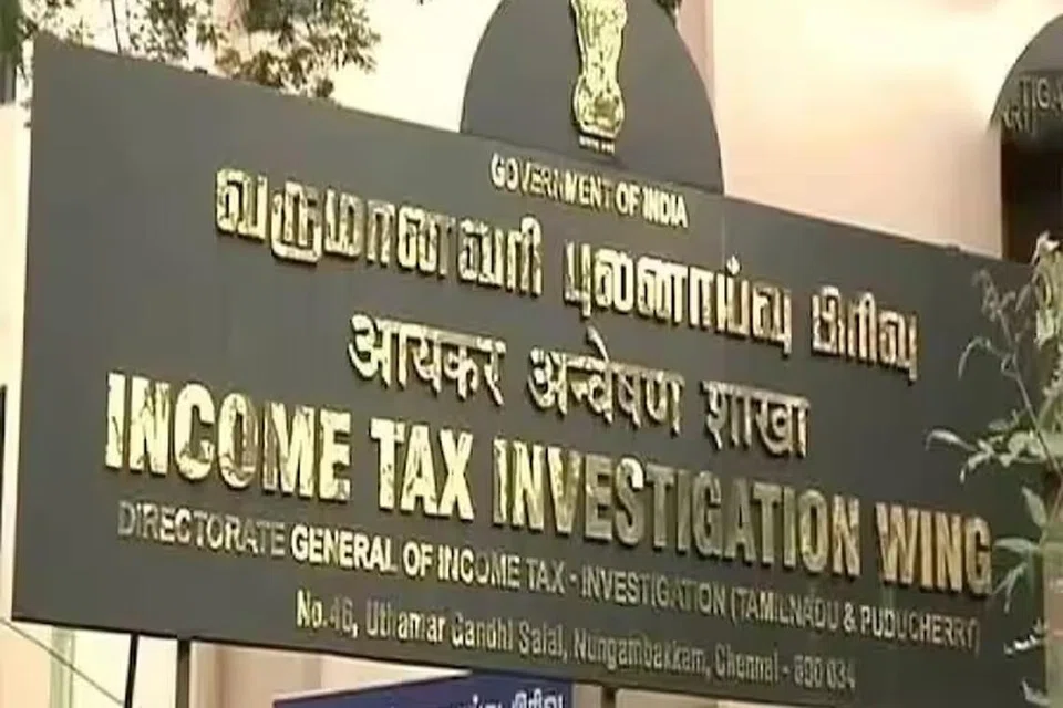 அதிகாலை தொடங்கி இரவு வரை வருமானவரித்துறையினரின் சோதனை நடவடிக்கை நீடித்தது.