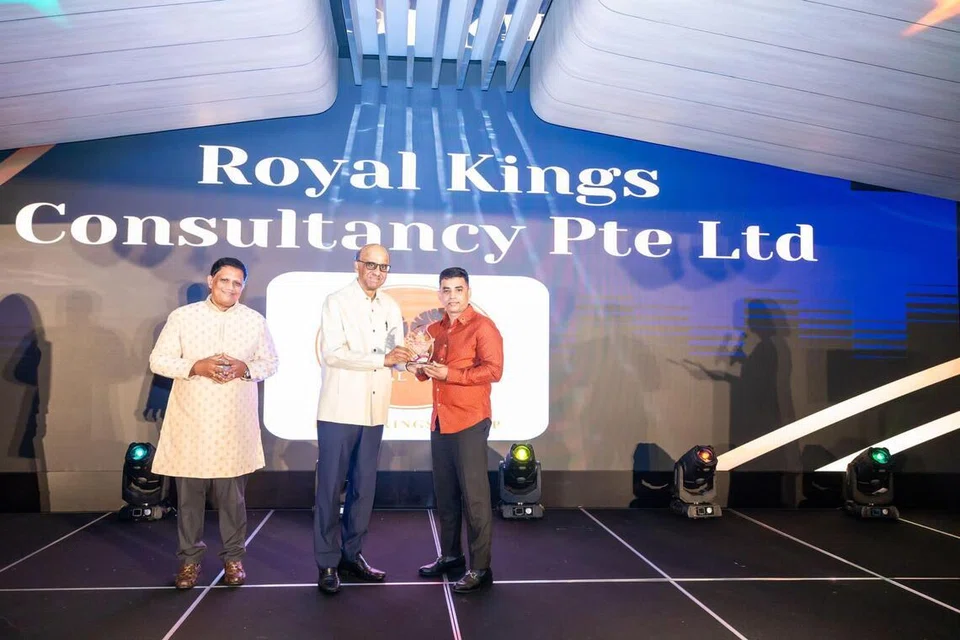 லிஷா ஏற்பாட்டில் நடைபெற்ற நிகழ்ச்சியில் அதிபர் தர்மன் சண்முகரத்னத்திடமிருந்து நினைவுப் பரிசைப் பெறும் திரு சிராஜுதீன். 