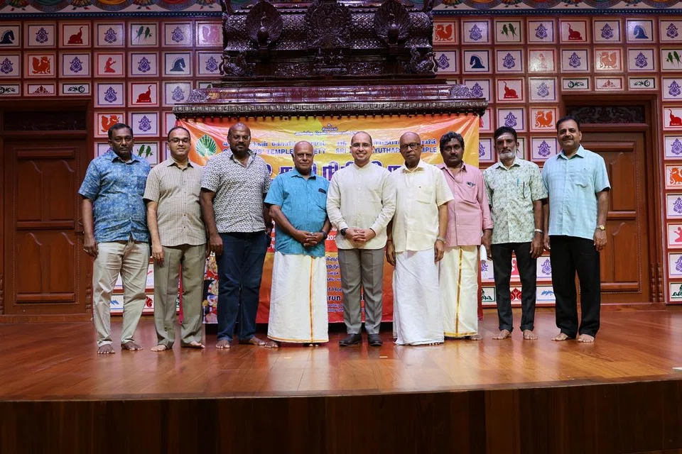 செட்டியார்கள் கோயில் குழுமத்தின் நிர்வாகக் குழுவினருடன் கல்வி மற்றும் தேசிய வளர்ச்சி அமைச்சின் மூத்த நாடாளுமன்றச் செயலாளர் சையது ஹருன் அல்ஹப்ஷி (நடுவில்).