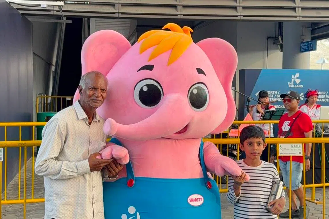 தாத்தாவோடு தேசிய தினத்தைக் கொண்டாடிய பேரன்