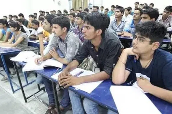 போட்டித் தேர்வுக்கு ஏதுவாக ‘சிபிஎஸ்இ’ பாடத்திட்டத்தில் மாற்றம் செய்ய பரிந்துரை