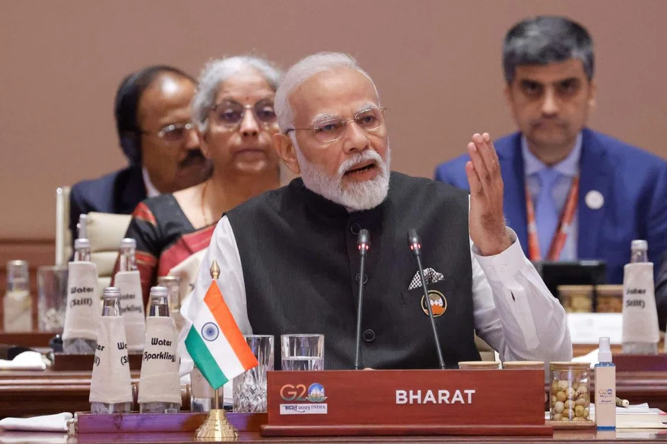 ஜி20 உச்சநிலை மாநாட்டுக் கூட்டத்தில் ‘பாரத்’ என்று எழுதப்பட்ட அட்டை இந்தியப் பிரதமர் நரேந்திர மோடியின் முன்னே வைக்கப்பட்டிருந்தது. 