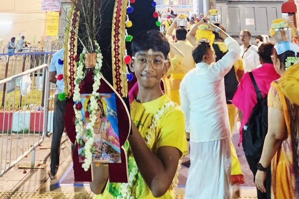 வேண்டுதலை வெற்றிகரமாக முடித்த மகிழ்ச்சியுடன் காணப்படும் கௌரவ் ஆர்யன் ஜெகதீஸ்வரன், 13. 
