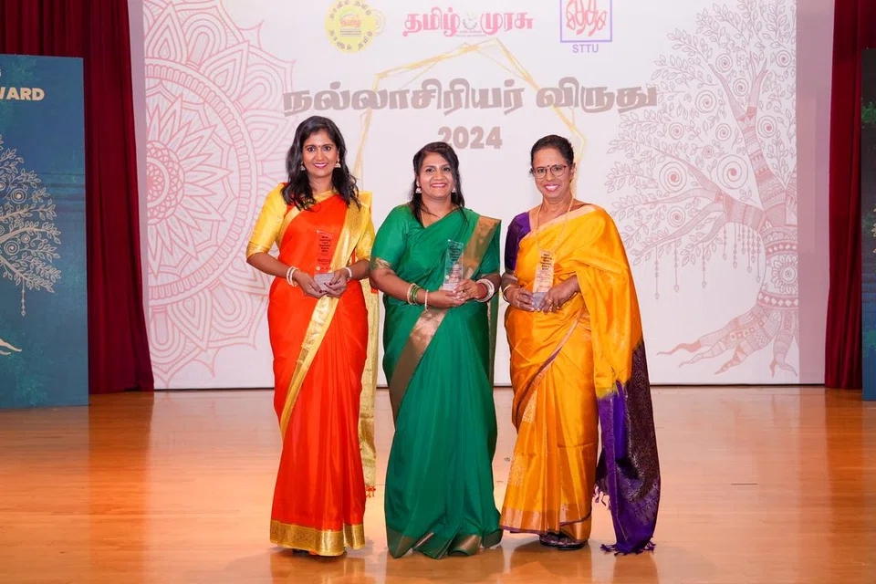ஆசிரியர்களுக்கு விருதுகள்.