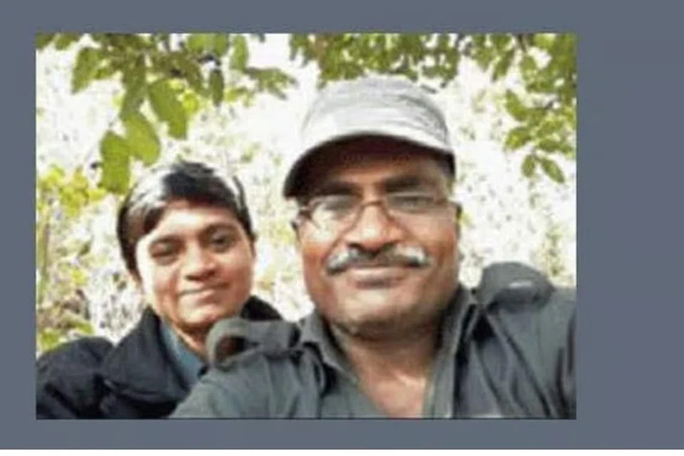 நக்சல் தலைவர் சலபதியும் அவர் மனைவியும் எடுத்துக்கொண்ட செல்ஃபி படம்.