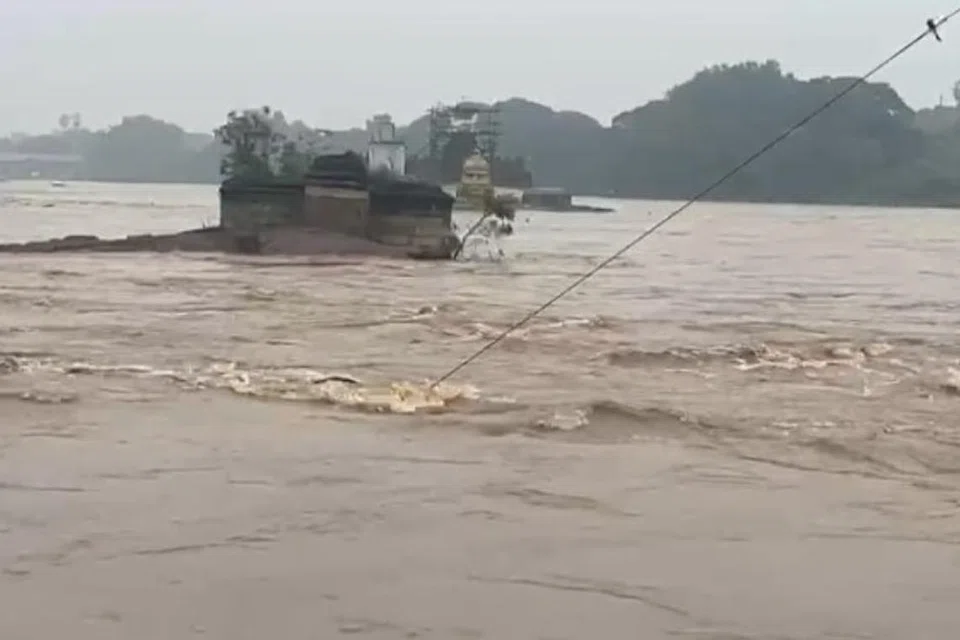 நெல்லையில் தாமிரபரணி ஆற்றில் வெள்ளம் கரைபுரண்டு ஓடுவதால், பாதிக்கப்பட்ட மக்களைப் பாதுகாக்க அங்கு மீட்புப் படையினர் குவிக்கப்பட்டுள்ளனர்.