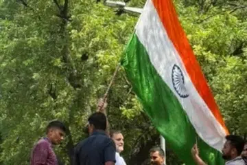 படம்: டெல்லி பேரணியில் கலந்துகொண்ட இந்திய எதிர்க்கட்சித் தலைவர் ராகுல் காந்தி, காவல்துறை அமைத்திருந்த தடுப்பரண் மீது ஏறி நின்று கண்டன முழக்கங்களை எழுப்பினார்.