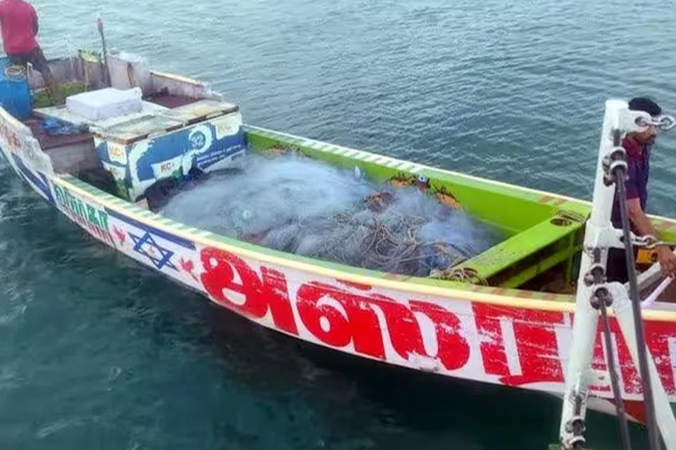 99 கிலோ ‘ஹஷிஷ்’ போதைப்பொருளைப் படகில் மறைத்துக் கடத்த முயன்றதாகத் தெரிவிக்கப்பட்டது.