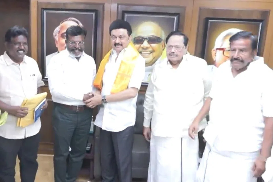 சென்னை அண்ணா அறிவாலயத்தில் தமது கட்சி நிர்வாகிகளுடன் தமிழக முதல்வர் மு.க. ஸ்டாலினைச் சந்தித்தார் விசிக தலைவர் தொல். திருமாவளவன்.