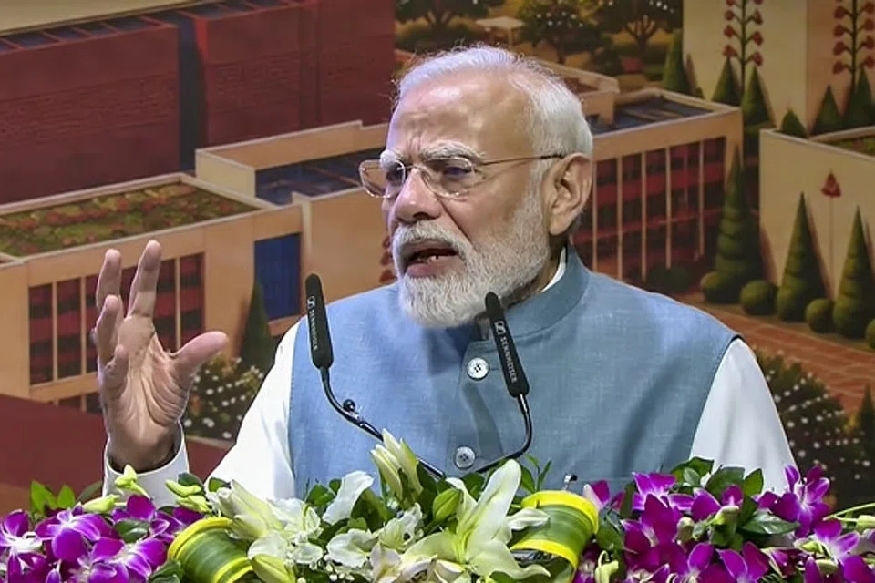 இந்தியா உலக அளவில் பொருளியல் ரீதியாக வேகமான வளர்ச்சியைப் பெற்றுவரும் நிலையில், நாட்டின் வங்கி அமைப்புகளையும் மின்னிலக்கக் கட்டமைப்பையும் இணையக் குற்றவாளிகளிடமிருந்து பாதுகாப்பது மிகவும் அவசியமானது என்றார் திரு மோடி.