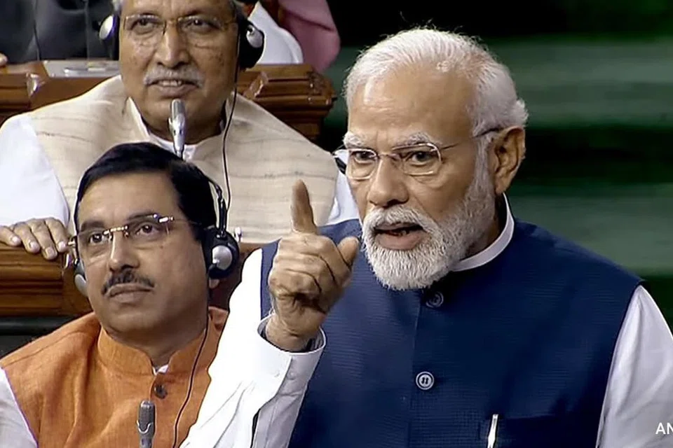 2018ஆம் ஆண்டு நம்பிக்கையில்லாத் தீர்மானம் கொண்டுவரப்பட்டதையும் அதையடுத்த தேர்தலில் தங்கள் தரப்பு வெற்றிபெற்றதையும் பிரதமர் நரேந்திர மோடி நினைவுபடுத்தினார்.