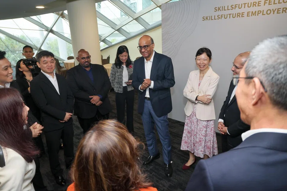 ஸ்கில்ஸ்ஃபியூச்சர் முதலாளிகள் விருது வழங்கும் விழா 2026ல், அதிபர் தர்மன் சண்முகரத்னம் (நடுவில்), மனிதவள தற்காலிக அமைச்சர் ஜாஸ்மின் லாவ், கல்வி, தேசிய வளர்ச்சி அமைச்சுகளுக்கான மூத்த நாடாளுமன்றச் செயலாளர் டாக்டர் சையது ஹாரூன் அல்ஹப்ஷி ஆகியோருடன் முக்கிய பிரமுகர்கள்.