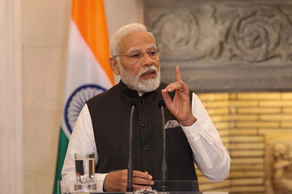 தனிப்பட்ட செல்வாக்கால் அடுத்த தேர்தலிலும் மோடியே வெல்வார் என இந்தியா டுடே கருத்துக்கணிப்பு முடிவுகள் கூறுகின்றன.
