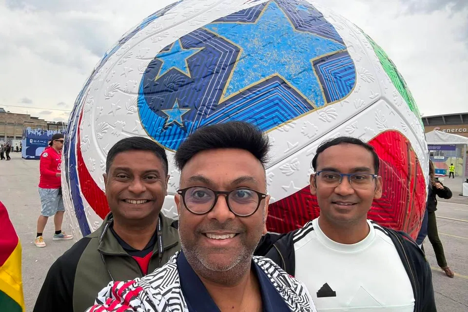 கனடாவுக்குப் பயணம் மேற்கொண்டு பனாமா-கானா இடையிலான ஆட்டத்தையும் நியூசிலாந்துக்கு எதிராக எகிப்து களமிறங்கிய ஆட்டத்தையும் நேரில் கண்டு மகிழ்ந்த (இடமிருந்து) திரு சங்கர் செல்வம், திரு கோபால், திரு சரணவனன் நராஜா.