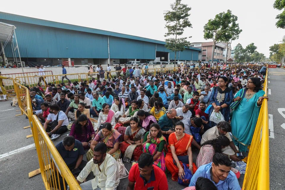 அதிகாலை முதலே வரிசையில் காத்திருந்த பக்தர்கள். 