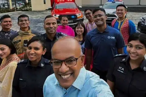 உள்துறைக் குழு அதிகாரிகளுடன் அமைச்சர் சண்முகம் புகைப்படம் எடுத்துக்கொள்ளும் காட்சியுடன், ‘தளபதி தீபாவளி!’ என்ற வாசகத்துடன் காணொளி முடிவுறுகிறது.