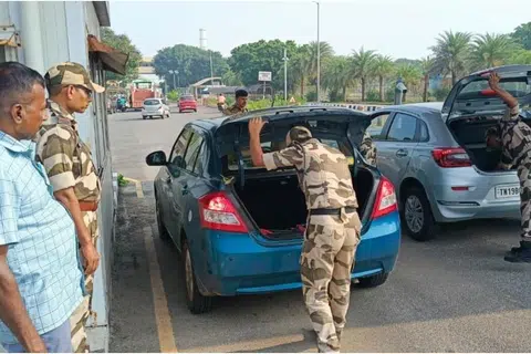 கல்பாக்கம் அணுமின் நிலைய வளாகத்தின் நுழைவாயில் பகுதியில் தீவிர வாகனச் சோதனையில் ஈடுபட்ட மத்தியத் தொழிலக பாதுகாப்புப் படையினர்.