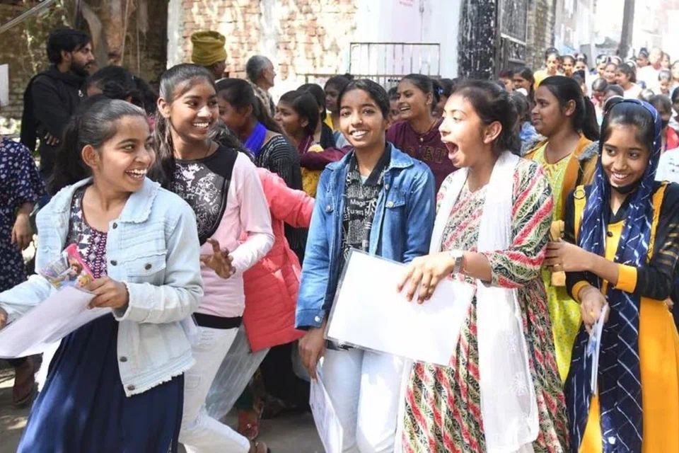பீகார் 12ஆம் வகுப்பு தேர்ச்சி பெற்ற மாணவர்கள் அனைவரும் உயர்கல்வியை தொடரும் வகையில் வட்டியில்லாக் கடனை பீகார் அரசு அறிவித்துள்ளது. 