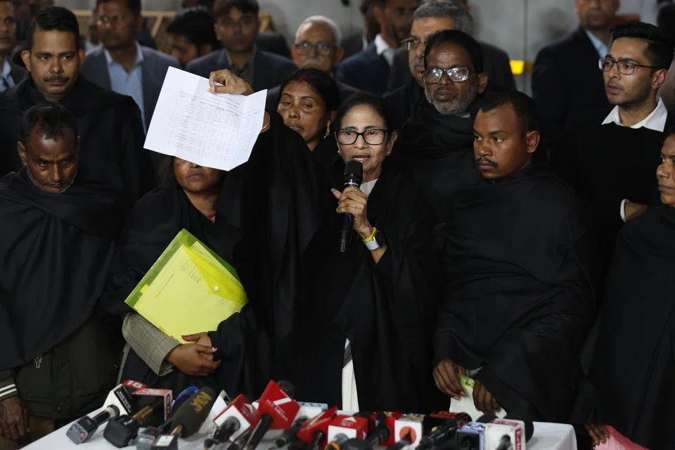 வாக்காளர் பட்டியல் தீவிர திருத்தத்துக்கு தந்தையரின் பிறப்புச் சான்றிதழ்களைக் கொண்டு வரச் சொன்னால் அது எப்படி சாத்தியமாகும் என்று கேள்வியெழுப்பியுள்ளார் மேற்கு வங்க முதல்வர் மம்தா பானர்ஜி. 