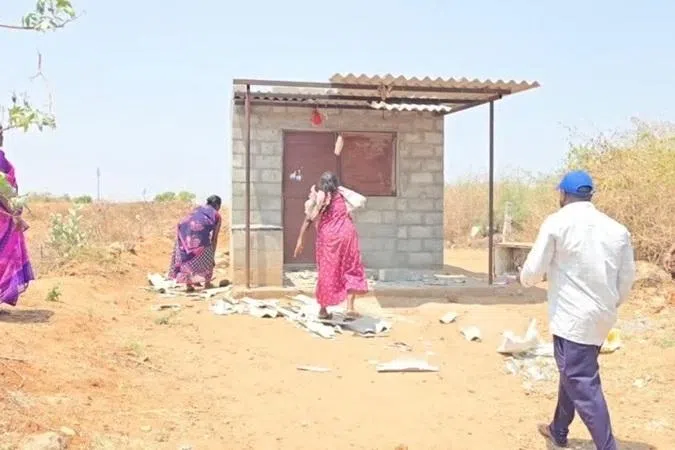 கள்ளத்தனமாக மது விற்பனை: கடைகளை அடித்து நொறுக்கிய பெண்கள்