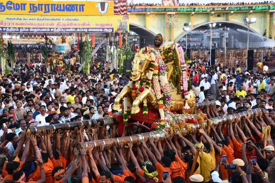 மதுரையில் கள்ளழகர் ஆற்றில் இறங்கும் நிகழ்வினைக் காண  குவிந்திருந்த பக்தர்கள்.
