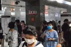 புகை சூழ்ந்த நிலையில் பயணிகள் ரயிலைவிட்டு வெளியேறியதை ஃபேஸ்புக்கில் வெளியான காணொளி காட்டியது. படம்: ஃபேஸ்புக்