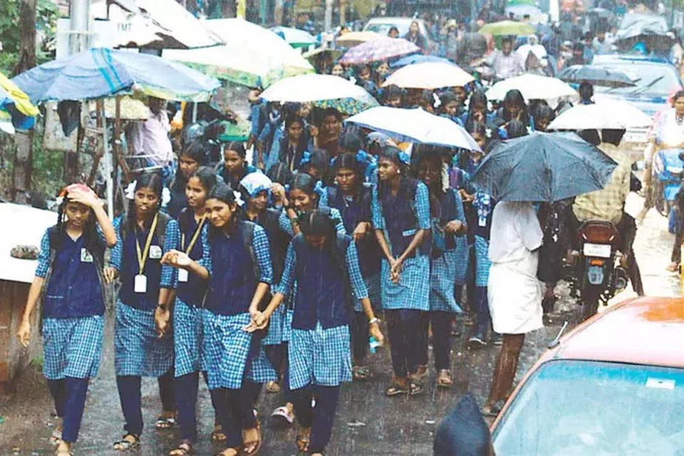 சிவப்பு எச்சரிக்கை விடுக்கப்பட்ட ஏழு மாவட்டங்களில் பள்ளி, கல்லூரிகளுக்கு விடுமுறை அளிக்கப்பட்டுள்ளது.