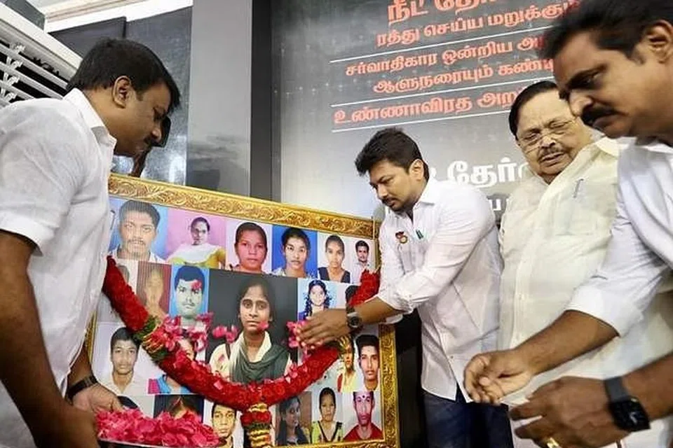 நீட் தேர்வால் உயிரை மாய்த்துக் கொண்டோர் படங்களுக்கு அமைச் சர் உதயநிதி மலர் தூவி மரியாதை செலுத்தினார்.