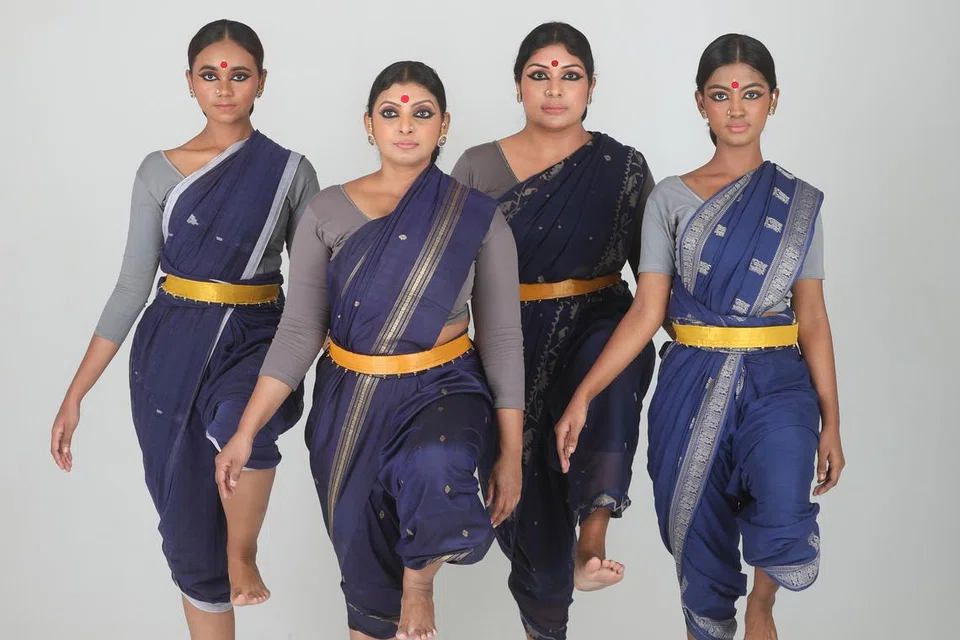 ‘மகாலயா’ நடனத்தை வழங்கும் ‘திரிபடாக்கா’ நடனக்குழு நிறுவனர் துர்கா மணிமாறன் (இடமிருந்து இரண்டாவது) மற்றும் நடனமணிகள். 