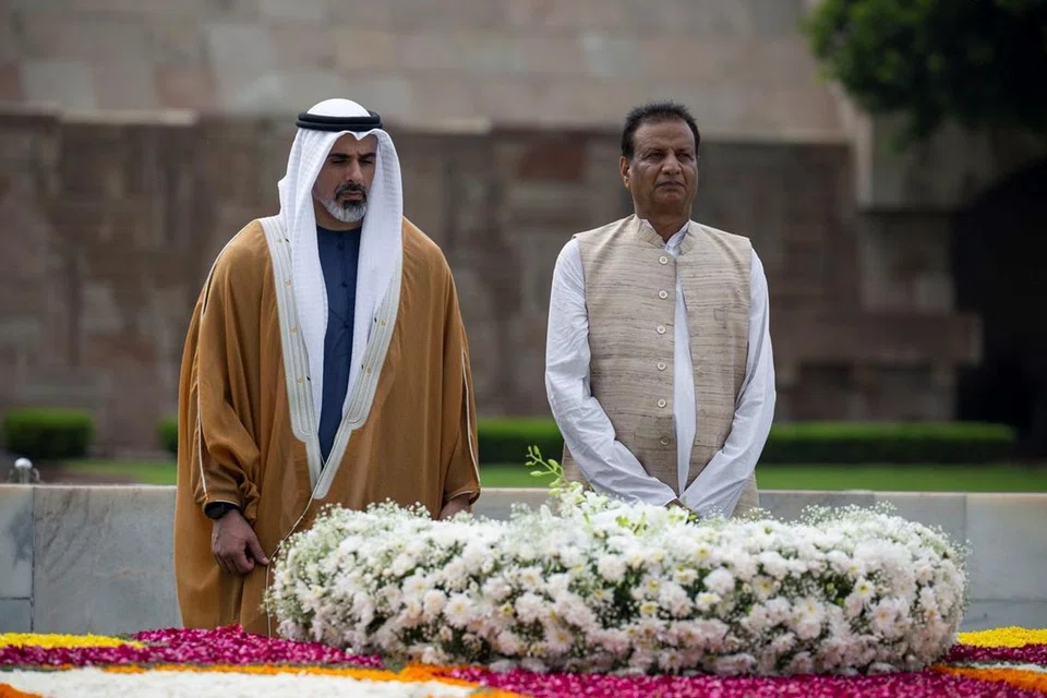 டெல்லியில் உள்ள மகாத்மா காந்தி நினைவிடத்தில் ஐக்கிய அரபு சிற்றரசுகளின் இளவரசர் மலர் வளையம் வைத்து அஞ்சலி செலுத்தினார்.