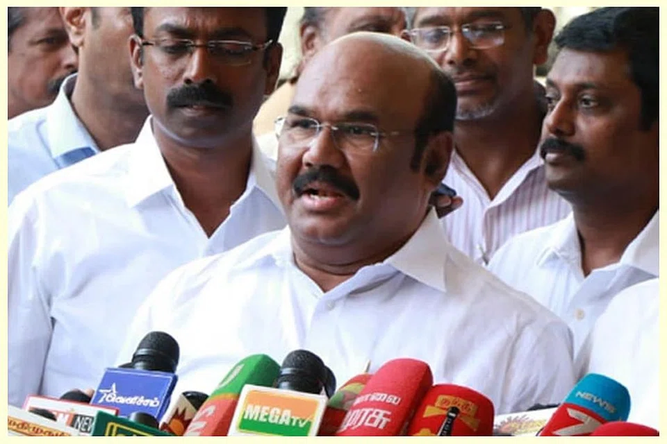 முன்னாள் அதிமுக அமைச்­சர் ஜெயக்­கு­மார். 