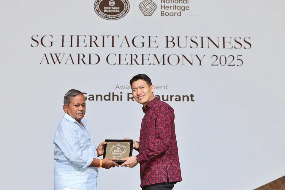 கலாசார, சமூக, இளையர்துறைத் தற்காலிக அமைச்சர் டேவிட் நியோவிடமிருந்து விருது பெற்றுகொண்டார் காந்தி உணவகத்தின் நிறுவனர் சி. பக்கிரிசாமி. 
