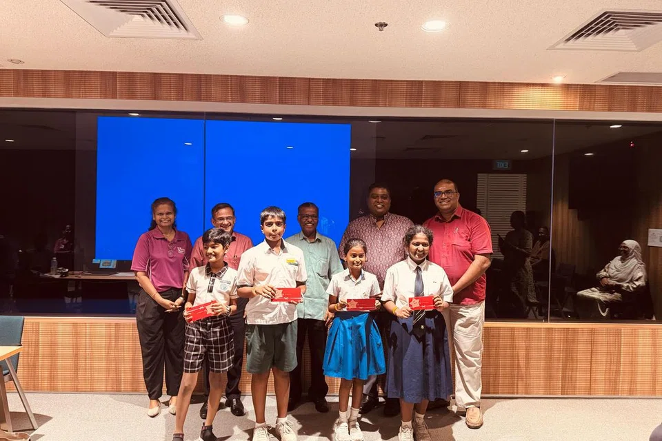 நிகழ்ச்சிக்கு சிறப்பு விருந்தினராகக் கலந்துகொண்ட தமிழ் முரசின் ஆசிரியர் த. ராஜசேகர், மாணவர்களுக்குப் பரிசளித்தார். 