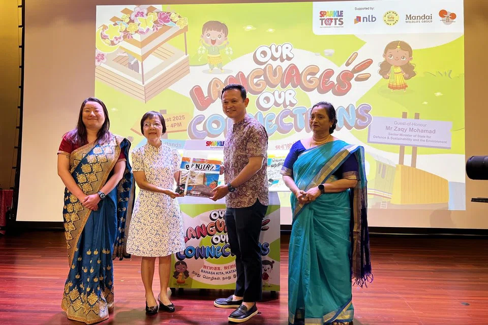 புதிய நூல் தொடரை வெளியிட்ட மூத்த துணையமைச்சர் ஸாக்கி முகம்மது.