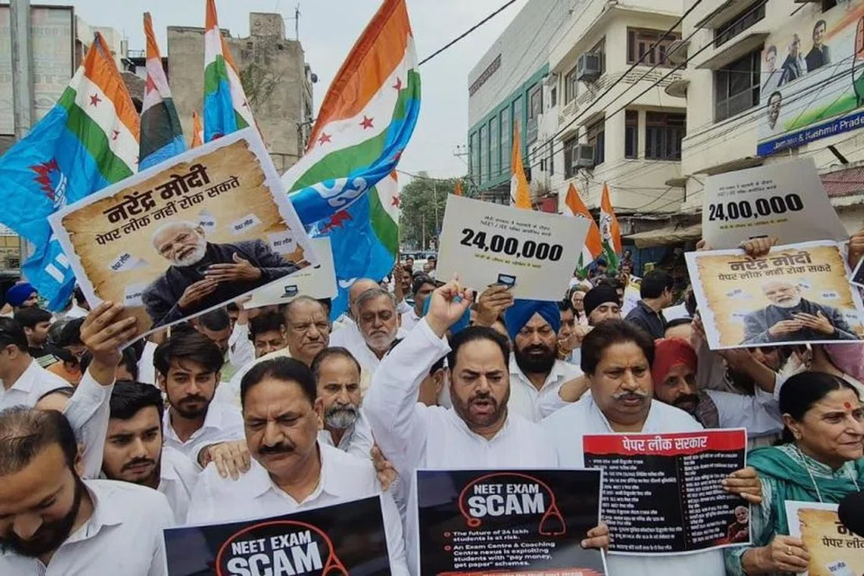 நீட் தேர்வு முறைகேடுகளுக்கு எதிராக ஜம்மு - காஷ்மீரில்   காங்கிரஸ் கட்சி போராட்டம் நடத்தியது.