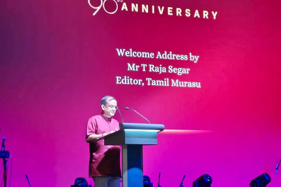 ‘ஃபேர்மோன்ட் சிங்கப்பூர்’ ஹோட்டலில் ஞாயிற்றுக்கிழமை (ஜூலை 6) நடைபெற்ற தமிழ் முரசின் 90ஆம் ஆண்டுநிறைவு விழாவில் வரவேற்புரை ஆற்றிய தமிழ் முரசு ஆசிரியர் த. ராஜசேகர்.